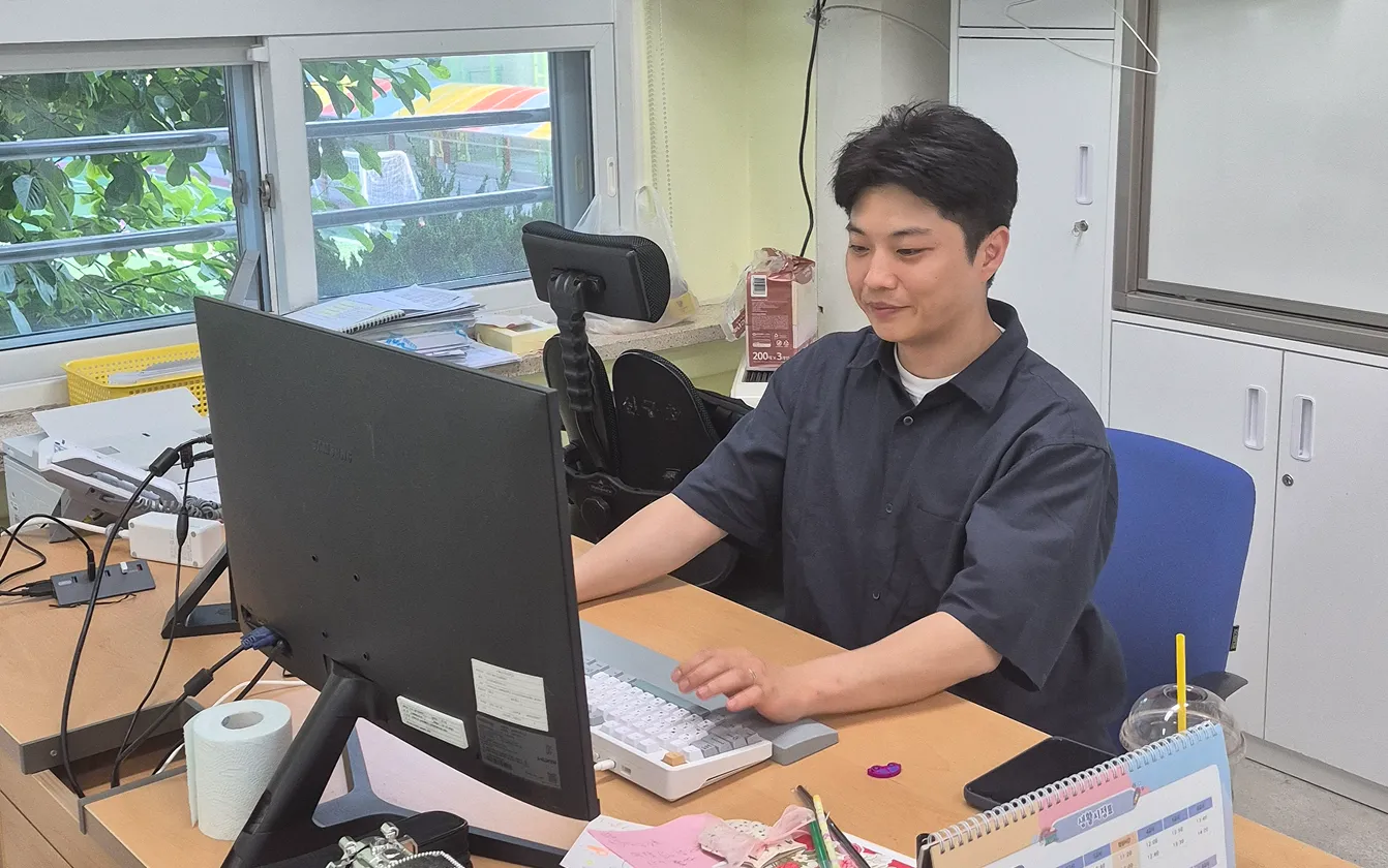특수교육디지털교육협회 SeeD 정현성 국장이 학교 교무실에서 협회 사무국 업무를 처리하는 모습